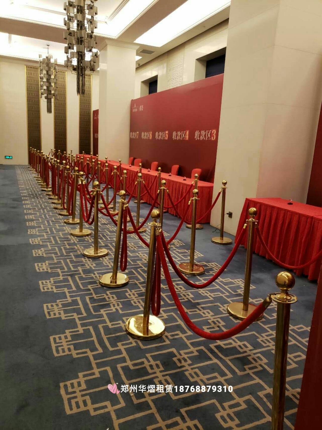 <b>郑州华熠礼宾柱隔离带铁马护栏出租</b>